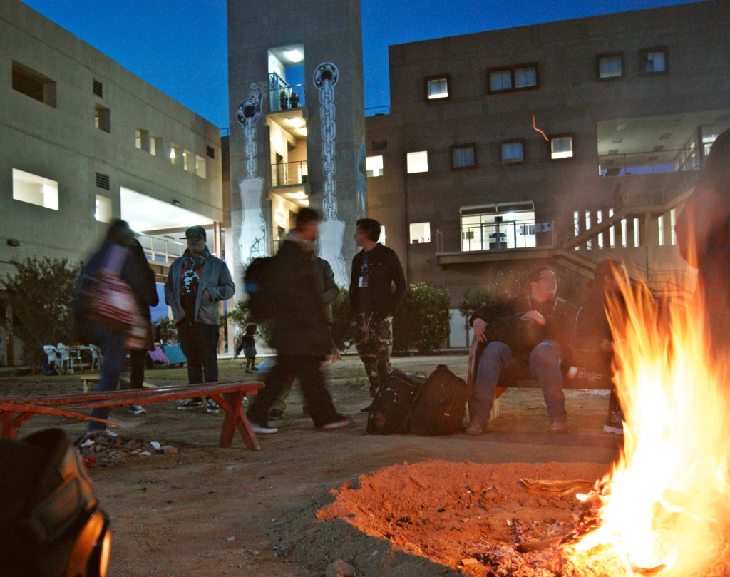 Tardeada con fogata de fin de semestre Actividad de convivencia estudiantil organizada al cierre del semestre.
Participamos en la planeación, logística y desarrollo del evento, logrando una amplia asistencia y un ambiente seguro, cultural y recreativo.
Durante la jornada se realizaron diversas actividades, incluyendo música en vivo a cargo de distintos grupos, venta de artículos, así como oferta gastronómica con tacos y alimentos para los asistentes, fortaleciendo la convivencia y el sentido de comunidad universitaria.